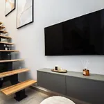 דירה Nest Loft-2 Min From Toptani -fast Wifi טיראנה
