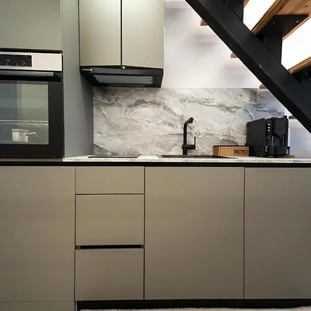 Nest Loft-2 Min From Toptani -fast Wifi شقة تيرانا