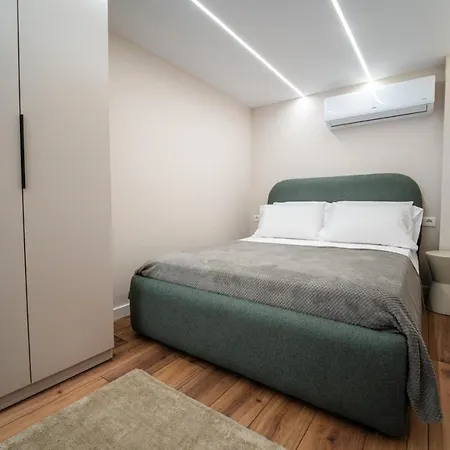 Nest Loft-2 Min From Toptani -fast Wifi شقة تيرانا