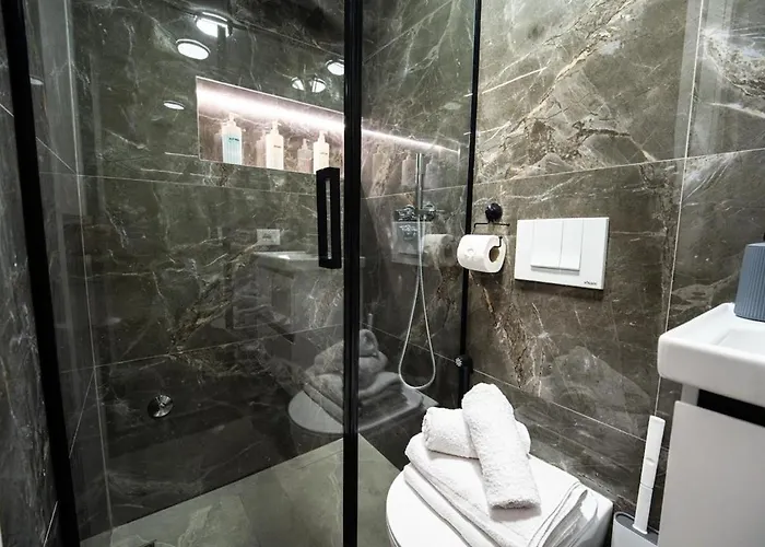 Nest Loft-2 Min From Toptani -fast Wifi * 地拉那