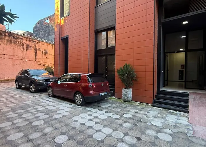 Nest Loft-2 Min From Toptani -fast Wifi * 地拉那